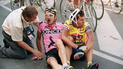 Laurent Jalabert au sol, le nez et la bouche en sang après sa chute dans le sprint d'Armentières, sur la première étape du Tour de France, le 3 juillet 1994. (PATRICK KOVARIK / AFP)