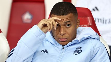 Kylian Mbappé, sur le banc du Real Madrid, le 2 octobre 2024. (SAMEER AL-DOUMY / AFP)