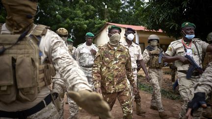 L'homme fort de la junte militaire, le colonel Assimi Goïta, entouré de ses hommes le 18 septembre 2020. Le colonel Goita semble à l'origine de l'arrestation du président de la République et du Premier ministre du Mali. (MICHELE CATTANI / AFP)