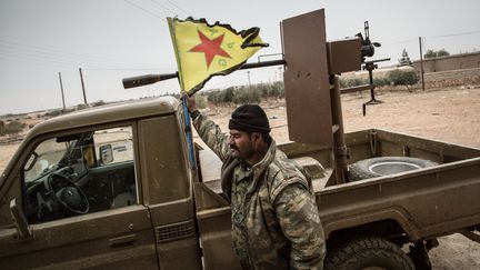 Un soldat YPG devant une Douchka en Syrie. (CHRIS HUBY / MAXPPP)