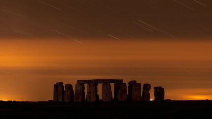 Le site arch&eacute;ologique de Stonehenge dans le sud de l'Angleterre, &eacute;loign&eacute; de la pollution lumineuse des grandes villes, offrait de tr&egrave;s bonnes conditions d'observations des Pers&eacute;ides. (KIERAN DOHERTY / REUTERS)