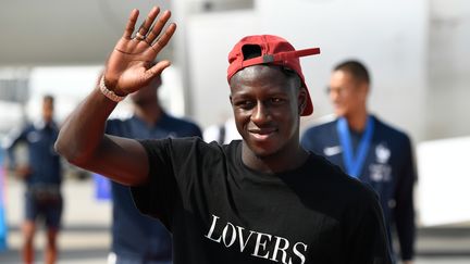 Le défenseur des Bleus Benjamin Mendy à l'aéroport de Roissy-Charles-de-Gaulle (Val-d'Oise), le 16 juillet 2018. (LIONEL BONAVENTURE / AFP)