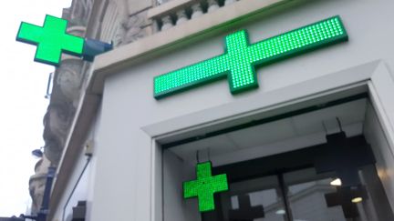 Les enseignes lumineuses - croix vertes - d'une officine de pharmacie, à Paris. 2021. (ERIC CHAVEROU / FRANCE-CULTURE)