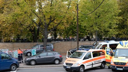 Des ambulances près du lieu de l'attentat&nbsp;à Halle (Allemagne), le 9 octobre 2019. (SEBASTIAN WILLNOW / DPA / AFP)