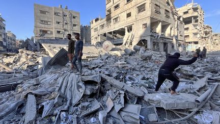 Un immeuble détruit après une frappe israélienne à Beit Lahia, dans la bande de Gaza, le 17 novembre 2024. (AFP)