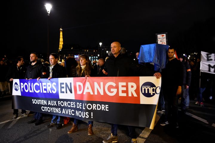 Des membres de l'association Mobilisation des policiers en colère manifestent à Paris, le 13&nbsp;décembre 2016. (BERTRAND GUAY / AFP)