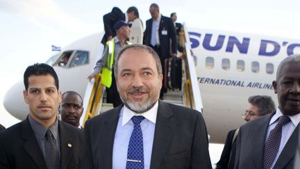 L'ancien Vice-Premier ministre et ministre israélien des Affaires étrangères, Avigdor Lieberman, arrive à Kampala en Ouganda, le 9 septembre 2009, dans le cadre d'une tournée africaine. (Photo Reuters/James Akena)