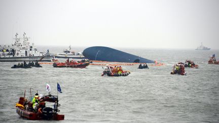 Des garde-c&ocirc;tes sud-cor&eacute;ens recherchent des disparus pr&egrave;s de l'&eacute;pave du ferry naufrag&eacute;, le 17 avril 2014. (ED JONES / AFP)