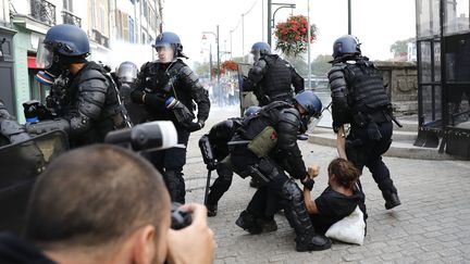 Des gendarmes interpellent un homme lors d'une manifestation non-autorisée organisée en marge du G7, à Bayonne (Pyrénées-Atlantiques), samedi 24 août 2019. (THOMAS SAMSON / AFP)