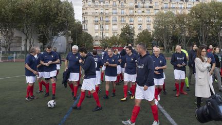 Des députés de l'Assemblée nationale sur le terrain du stade Emile-Anthoine, à Paris, le 28 septembre 2022. (VINCENT ISORE / MAXPPP)