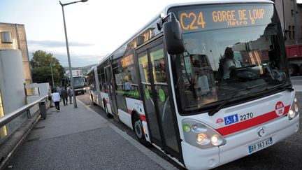 Un conducteur de scooter a &eacute;t&eacute; renvers&eacute; par un bus articul&eacute; &agrave; Lyon (Rh&ocirc;ne), samedi 18 ao&ucirc;t 2012. (Photo d'illustration) (PHILIPPON JOEL / MAXPPP)