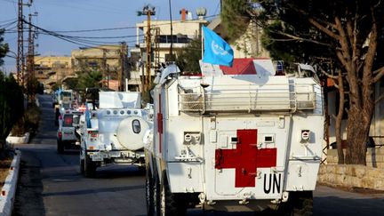 Un convoi de véhicules de la Finul circule dans la région de Marjayoun, dans le sud du Liban, pour accompagner les ambulances de la Croix-Rouge libanaise, le 8 novembre 2024. (AFP)