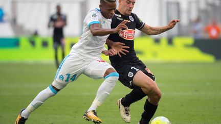 Clinton N'Jie (Marseille) à la lutte avec Baptiste Santamaria (Angers) (BERTRAND LANGLOIS / AFP)