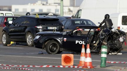 La voiture de police percut&eacute;e par un 4X4 sur le p&eacute;riph&eacute;rique pr&egrave;s de Porte de la Chapelle &agrave; Paris le 21 f&eacute;vrier 2013. (KENZO TRIBOUILLARD / AFP)