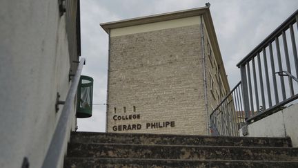 Un bâtiment&nbsp;du collège Gérard-Philipe, à Chauvigny (Vienne), où plusieurs personnes infectées par le coronavirus ont été identifiées. (GUILLAUME SOUVANT / AFP)