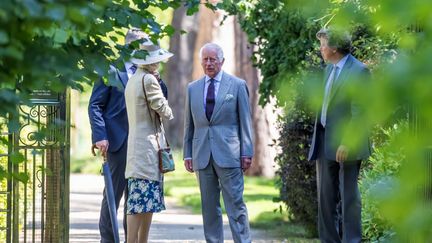 Le roi Charles III arrive pour assister à un service religieux à l'église Saint-Marie-Madeleine, en Angleterre, le 28 juillet 2024. (TERRY HARRIS / POOL / AFP)