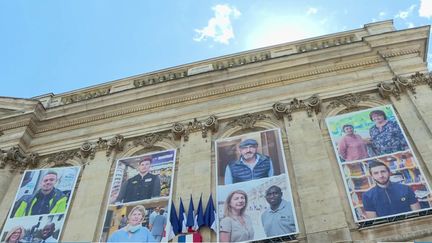 La ville de Beauvais (Oise) fête ses héros du quotidien pendant la crise du Covid-19 en affichant leurs portraits sur l’hôtel de ville. (France 3)