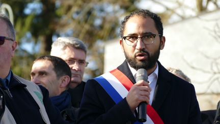 Le député LREM Guillaume Chiche prononce un discours lors d'une manifestation à Parthenay (Deux-Sèvres), le 26 janvier 2018. (MICHEL GARDE / CROWDSPARK / AFP)