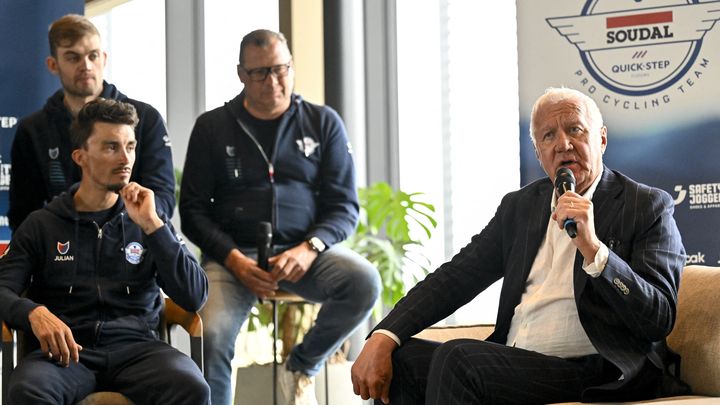 Julian Alaphilippe et Patrick Lefevere lors de la conférence de presse de l'équipe Soudal-Quick Step le 22 février 2024, avant le Circuit "Het Nieuwsblad". (DIRK WAEM / BELGA MAG / AFP)