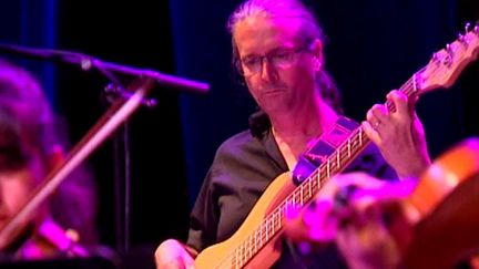 Xavier Barloy, le bassiste de l'orchestre de chambre de Saint-Raphaël. 
 (capture d&#039;écran France 3 / Culturebox)