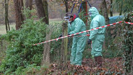 Des scientifiques établissent une zone de protection de trois kilomètres dans une basse-cour en Dordogne le 25 novembre 2015, après que des cas de grippe aviaire ont été détectés. (MAXPPP)