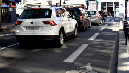 Des SUV, véhicules chers et plus polluants que la moyenne, à Lille (Nord) le 27 mai 2021. Illustration (AURÉLIEN ACCART / FRANCEINFO / RADIO FRANCE)