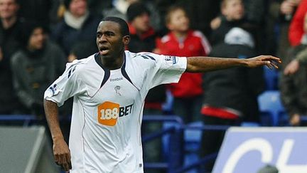 Le joueur de foot anglais Fabrice Muamba, sous le maillot de Bolton, le 12 d&eacute;cembre 2010. (PAUL ELLIS / AFP)