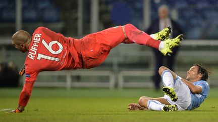 Le gardien de Saint-Etienne Stéphane Ruffier, lors d'un match face à la Lazio Rome, en Ligue Europa, le 1er octobre 2015 au stade olympique de Rome (Italie). (ANDREAS SOLARO / AFP)