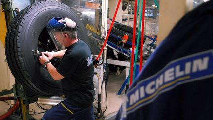 Un employ&eacute; de l'usine Michelin de Jou&eacute;-l&egrave;s-Tours (Indre-et-Loire), qui fabrique des pneus pour poids lourds.&nbsp; (MAXPPP)