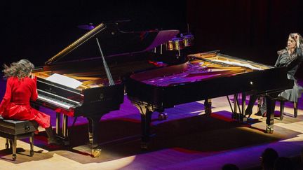 Un face à face qui dure depuis plus de 50 ans entre les deux soeurs ici en concert à Tolède en mars dernier.
 (Herrero / EPA / MAXPPP)