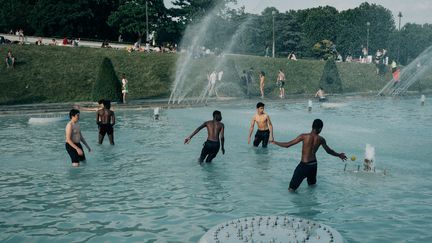 Des enfants jouent dans un bassin au Trocadéro, à Paris, le 25 juin 2019. (MATHIAS ZWICK / HANS LUCAS)