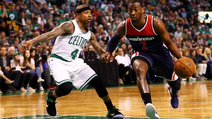 Isaiah thomas, le meneur des Celtics, en défense face à John Wall (Washington) (MADDIE MEYER / GETTY IMAGES NORTH AMERICA)