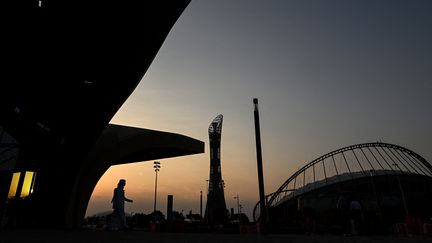 Une&nbsp;station de métro devant le stade Khalifa à Doha (Qatar), dimanche 6 novembre 2022. (KIRILL KUDRYAVTSEV / AFP)