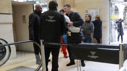 Des agents de sécurité filtrent les entrées au musée du Louvre à Paris. (JACQUES DEMARTHON / AFP)