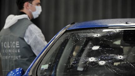 Le v&eacute;hicule de police &nbsp;ayant servi &nbsp;lors d'une course poursuite entre des malfaiteurs et des policiers de la brigade anticriminalit&eacute;, le 28 novembre 2011 &agrave; Vitrolles. (BORIS HORVAT / AFP)