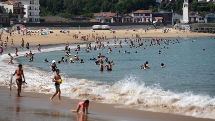 Sur la plage de Saint-Jean de Luz, dans le sud-ouest de la France, le 18 juin 2022. Photo d'illustration. (GAIZKA IROZ / AFP)