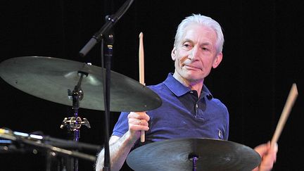 Charlie Watts, le 12 janvier 2010, lors d'un concert des Rolling Stones à Munich (Allemagne). (URSULA DUREN / DPA / MAXPPP)