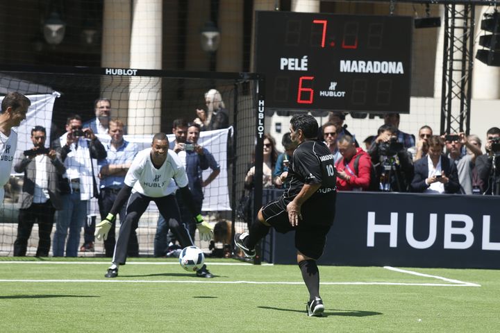 Diego Maradona tire dans les buts de Nelson de Jesus Silva&nbsp;lors d'un match amical organisé au Palais Royal, à Paris, jeudi 9 juin 2016. (FLORIAN DAVID / HUBLOT / AFP)