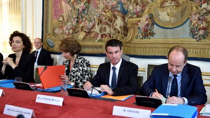 Manuel Valls préside la réunion interministérielle de lutte contre la radicalisation des jeunes, à Matignon, le 9 mai 2016. (ERIC FEFERBERG / AFP)