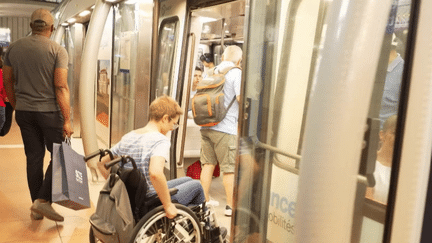 Pour les personnes en situation de handicap, les transports en commun et les trajets en ville sont souvent difficiles. Pour accéder aux sites olympiques, plusieurs obstacles demeurent, malgré de nouvelles dispositions.