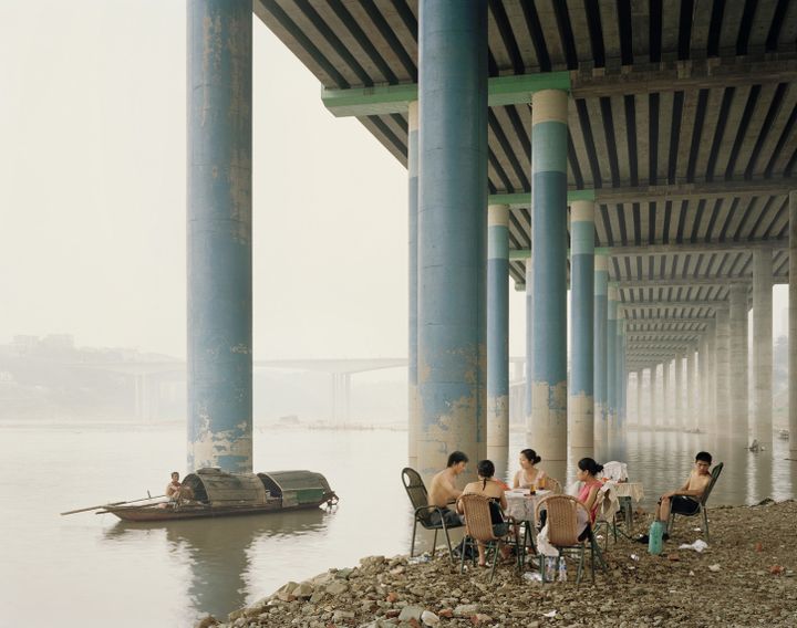 Nadav KANDER, Chongqing IV, Sunday Picnic, 2006,  Chromogenic Colour Print, 122,5 x 149 cm 
	 
 (Société Générale )