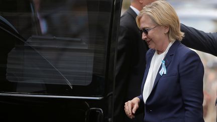 La candidate démocrate à la Maison Blanche, Hillary Clinton, monte à bord d'un van, le 11 septembre 2016, à New York (Etats-Unis). (BRIAN SNYDER / REUTERS)