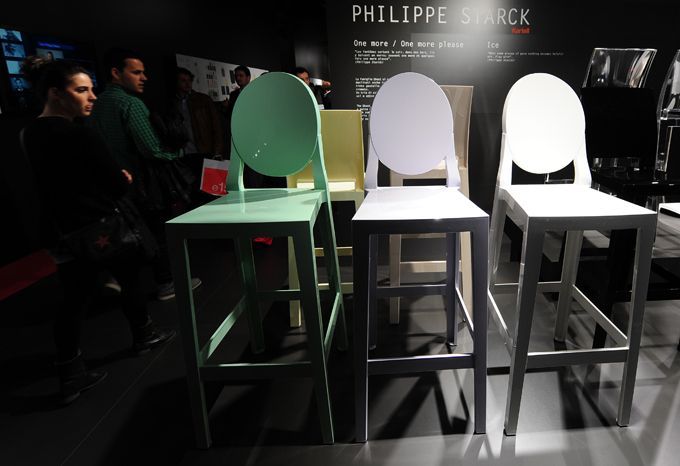 Les nouveaux membres de la famille &quot;Ghost&quot;,  la série à succès de chaises et fauteuils en plexiglas de Philippe Starck
 (OLIVIER MORIN/AFP)