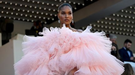 Cindy Bruna habillée en Giambattista Valli lors de l'avant-première "Armageddon Time", à Cannes. (CHRISTOPHE SIMON / AFP)