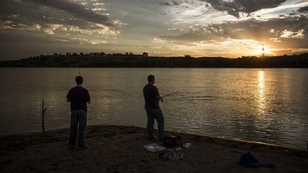 aiment venir pêcher le long des rives de la rivière Missouri. Tous deux originaires de la région, ils ont vécu l’extraordinaire boom démographique que la ville de Williston a enregistré ces dernières années.
 
En à peine 5 ans, entre 2008 et 2013, la ville est passée de 12.000 à 30.000 habitants. (Andrew Burton / Getty Images / AFP)