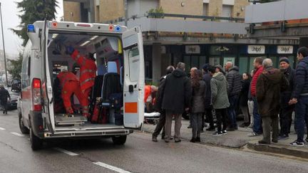 Une ambulance prend en charge des blessés après une fusillade à Macerata, en Italie, samedi 3 février 2018. (GUIDO PICCHIO/AP/SIPA / AP)