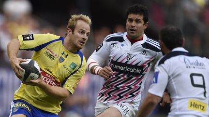 Le Clermontois Julien Bonnaire fait face &agrave; deux joueurs du Stade fran&ccedil;ais, lors de la finale du Top 14, le 13 juin 2015 &agrave; Paris. (MIGUEL MEDINA / AFP)