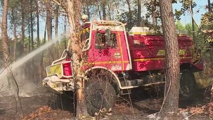 En Gironde, le feu ne progresse plus, jeudi 15 septembre. 1 800 personnes ont tout de même été évacuées, mais cette fois, les pompiers sont parvenus à contenir les flammes. Parmi ces pompiers se trouvent de nombreux volontaires. (FRANCE 2)