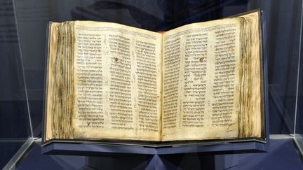 Bible hébraïque du Xe siècle (TaNaK), exposée au public avant sa mise aux enchères à New York en mai chez Sotheby's mai 2023, 8 mai 2023 (STEPHEN SMITH/SIPA USA/SIPA / SIPA)