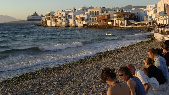 Sur une plage de Mykonos. (G?RARD GUITTOT / PHOTONONSTOP/AFP)